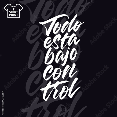 The inscription is in Spanish. Everything s under control. Handwritten lettering on a dark background. Vector illustration