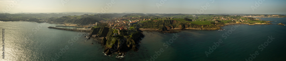 Obraz premium panorama faro candas, asturias