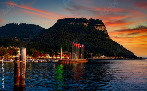 Fototapeta Naklejka Na Ścianę i Meble -  Abend in Garda am Gardasee, Italy