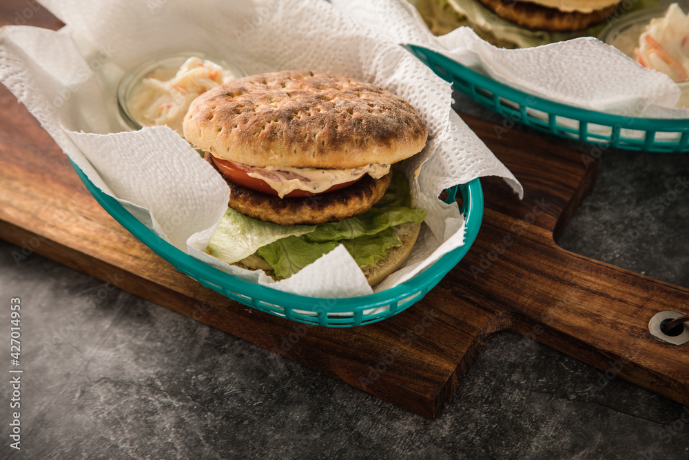 Vegan vegetarischer Burger im Dinkel Brötchen Bun mit Tomate ...