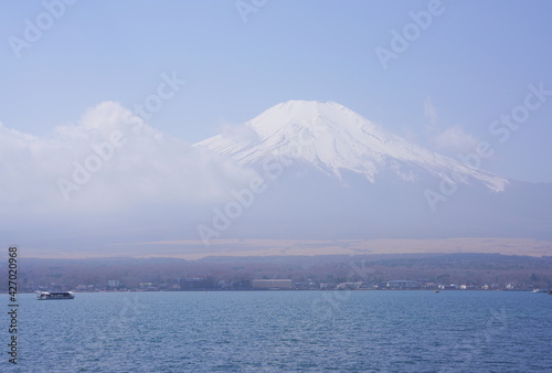 河口湖から望む日本一高い山　富士山 © K.Douzin