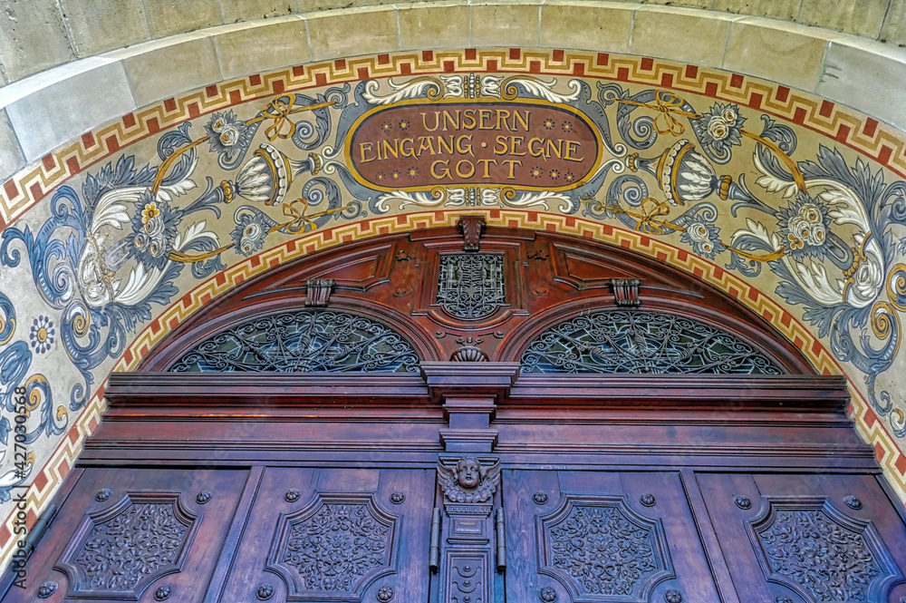 Portal einer historischen Kirche in Essen Werden