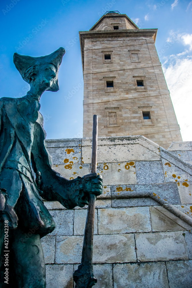 Φωτογραφία La estatua callejera de un soldado del siglo XVIII vigila la entrada a la torre