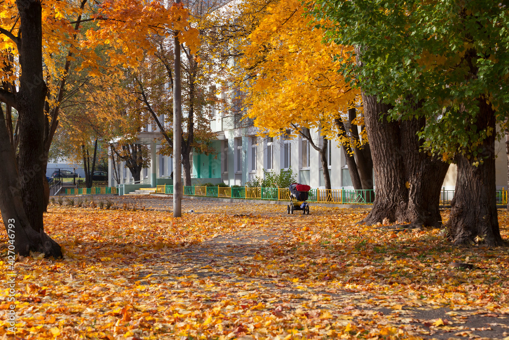 A Moscow school and the colours of autumn A Moscow school and the colours of autumn