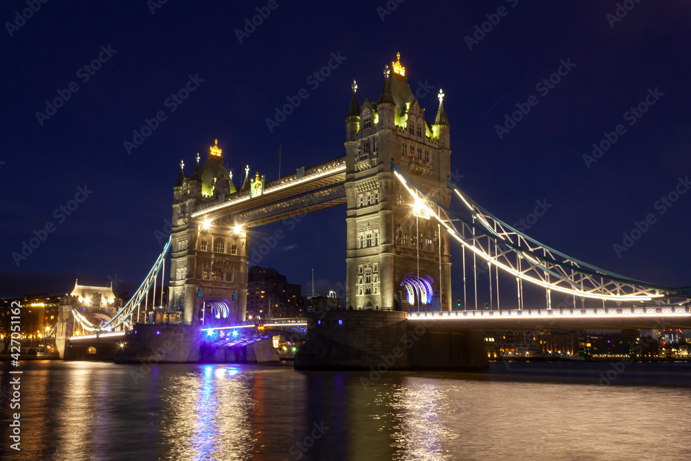 Obraz premium A view of the Tower Bridge late in the evening