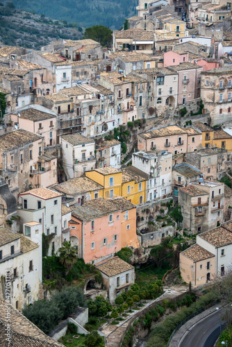 Vista de casas sobre la ladera en el histórico barrio de Ragusa Ibla en Sicilia, Italia