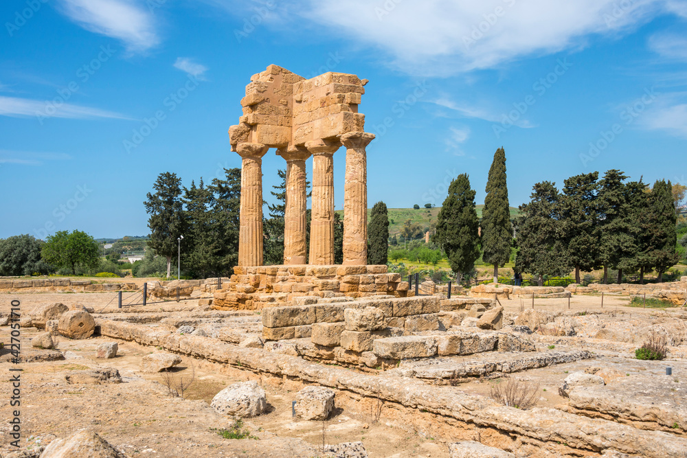 Restos de edificios en el Valle del Templo de Agrigento en la isla de Sicilia, Italia