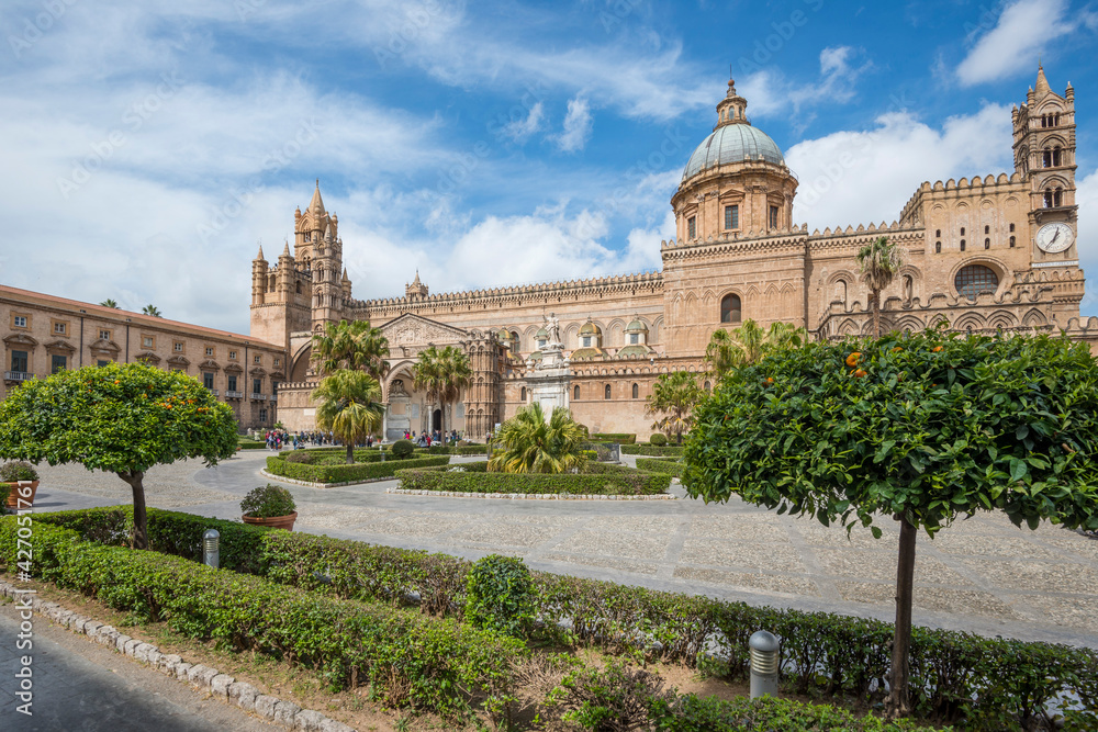 Jardines y catedral de Palermo en la isla de Sicilia, Italia