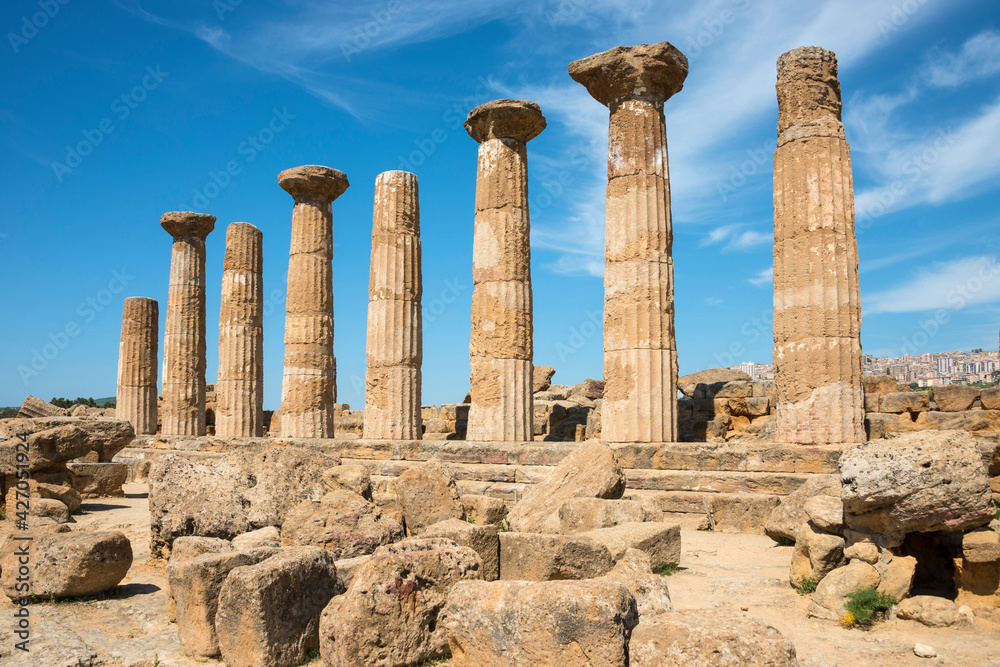 Restos arqueológicos de unas columnas en el Valle del Templo de Agrigento en la isla de Sicilia, Italia