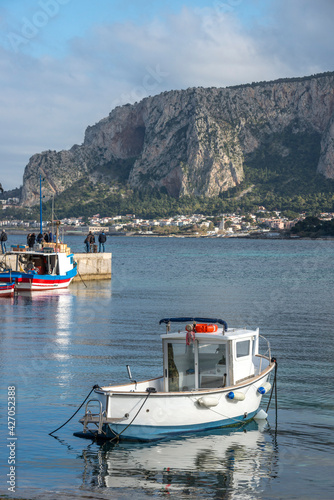Barcos de pesca en la bahía de Mondello, Sicilia, Italia