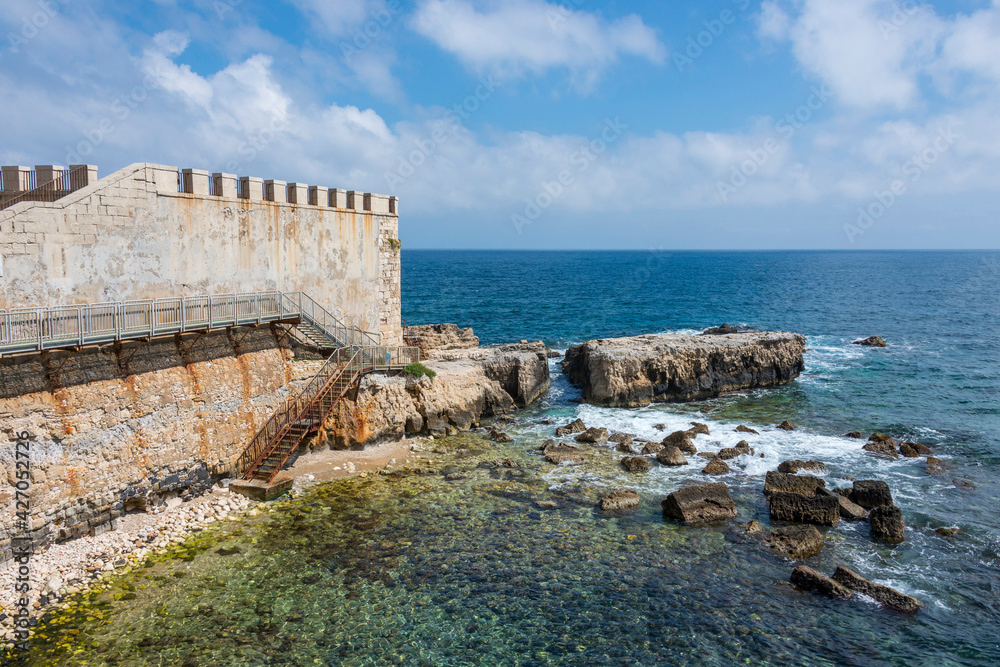 Antiguas murallas en la costa de Ortigia en Siracusa, Sicilia, Italia