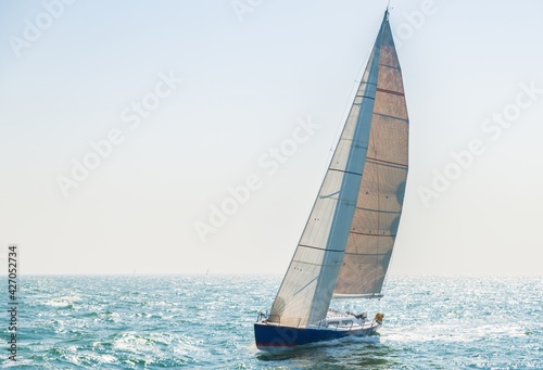 Segelyacht-Regatta auf hoher See, 