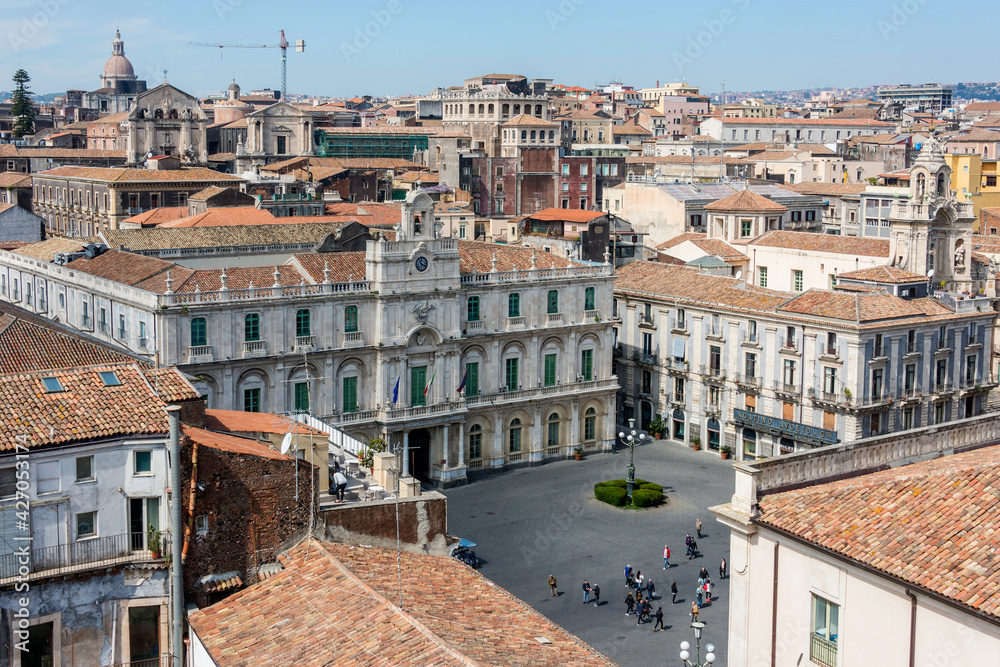 Vista aérea de la plaza de la Universidad y edificios emblemáticos de la ciudad de Catania en Sicilia, Italia