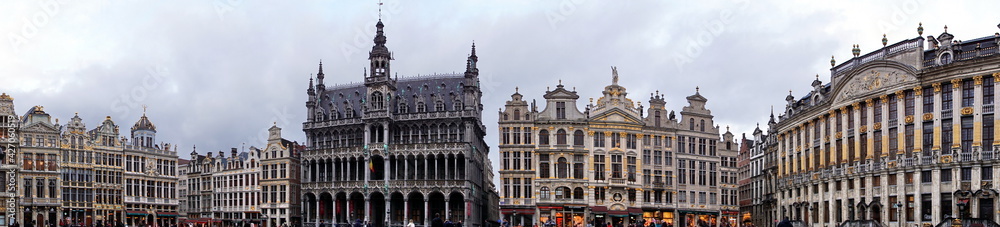 Grand Place (Grote Markt) - central square of Brussels. It is surrounded by guildhalls and two larger edifices city's Town Hall Breadhouse. Brussel.