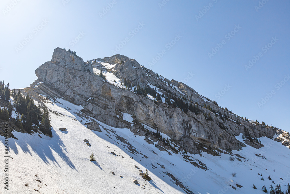 Vue sur la montagne de la Grande Moucherolle dans le massif du Vercors (Isère, France)