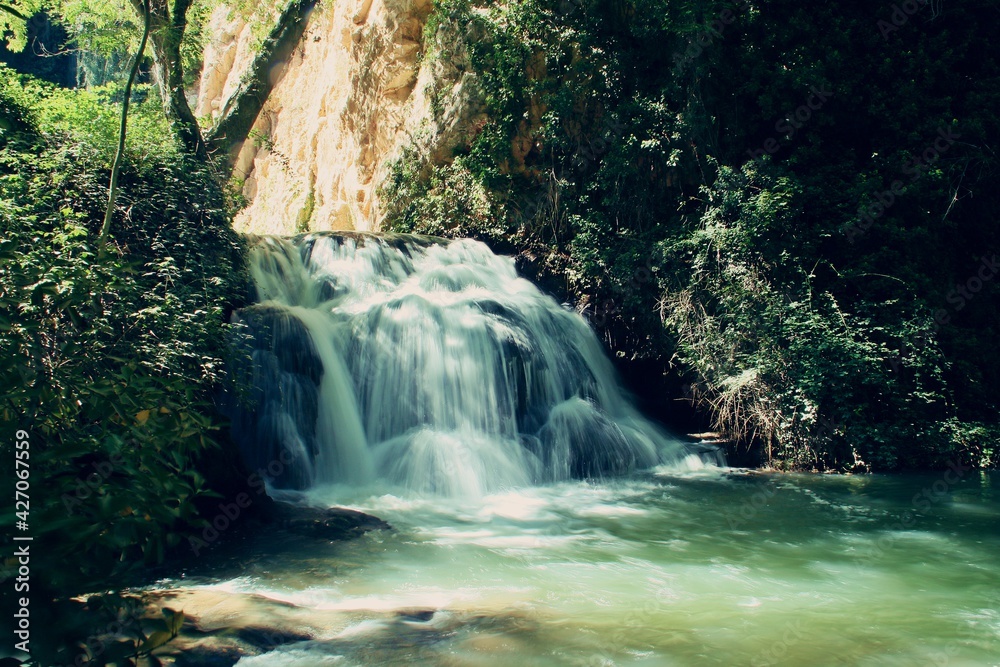 Cascada El Baño de Diana. Parque natural del Monasterio de Piedra donde existen numerosos fenómenos karsticos generados por el río Piedra. Nuevalos, Zaragoza, España. Cascada El Baño de Diana. Parque natural del Monasterio de Piedra donde existen numerosos fenómenos karsticos generados por el río Piedra. Nuevalos, Zaragoza, España.