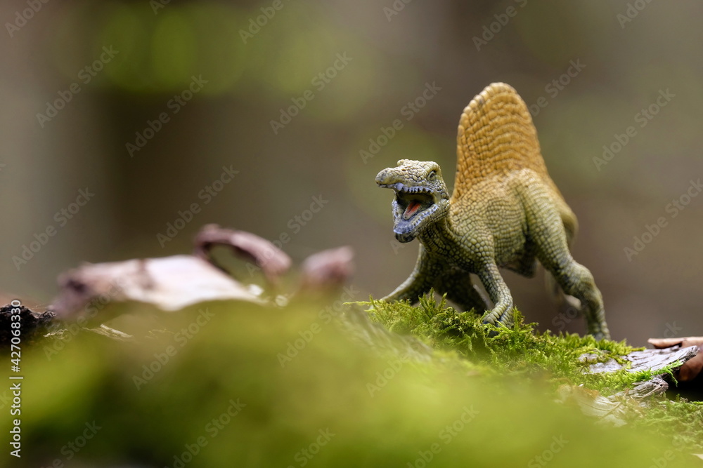 Fototapeta premium Dinosaurier im Wald