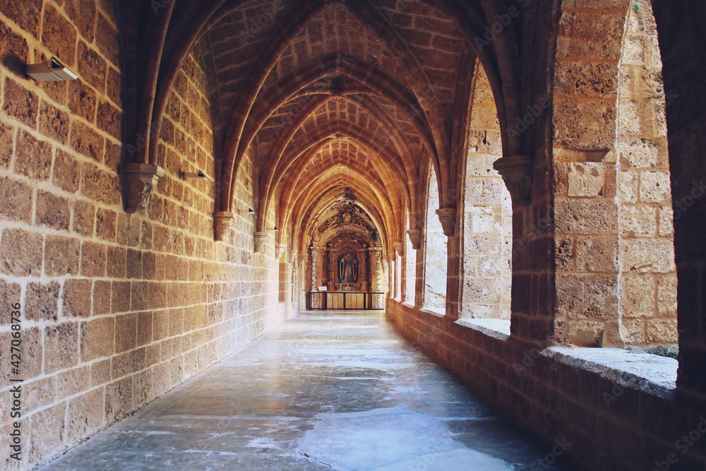 Arcos arquitectónicos del claustro del monasterio de Piedra. Ruinas del viejo monasterio en el parque natural del río Piedra en Nuevalos, Zaragoza, España.