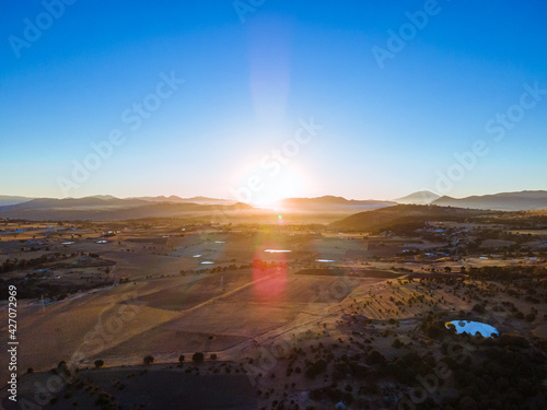 Toma aérea de pradera al amanecer
