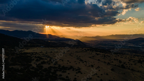 Fotografía aérea de paisaje de bosque en la puesta del sol y cielo con nubes