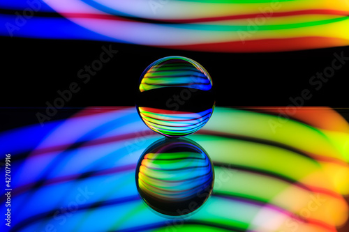 Bola de cristal con líneas de colores