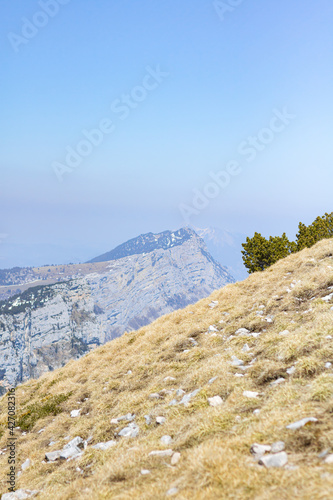 Vue sur le sommet de Moucherotte et son antenne radar depuis le Pic Saint-Michel, dans le massif du Vercors (Isère, France) photo