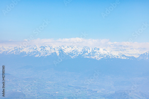 Vue sur le paysage environnant depuis le sommet de Pic Saint-Michel à Lans-en-Vercors (Isère, France)