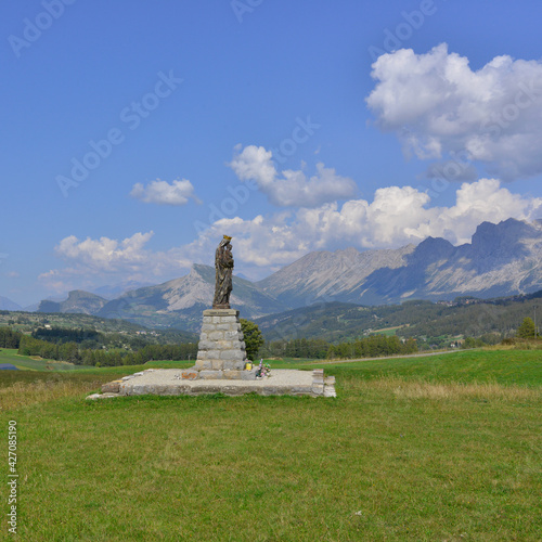 Carré la vierge à l'enfant au col du Festre, entourée des montagnes du massif du dévoluy, Atlas des Hautes-Alpes en Auvergne-Rhônr-Alpes, France