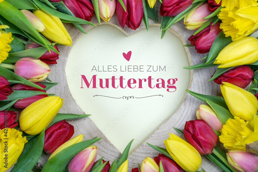 Alles liebe zum Muttertag. Herz aus Holz umgeben von Blumen (Tulpen) mit Glückwunsch. - obrazy, fototapety, plakaty 