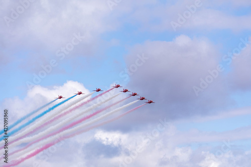 Obraz na plátně royal air force airshow team flying with red, white, and blue smoke