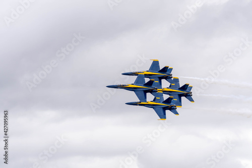 USA NAVY Blue Angles flying in close contact 