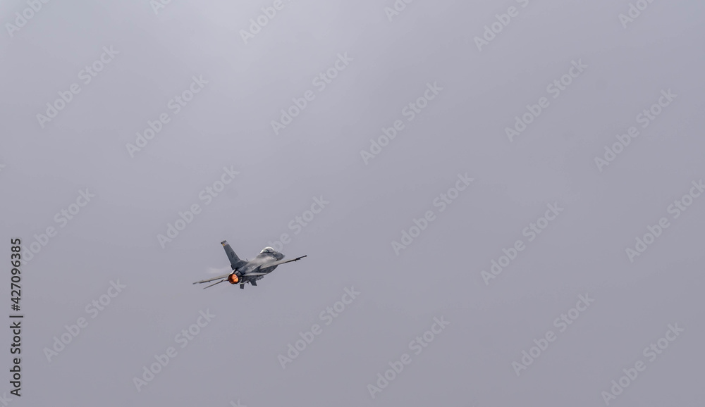 Obraz premium F-16 rips through the sky at an airshow