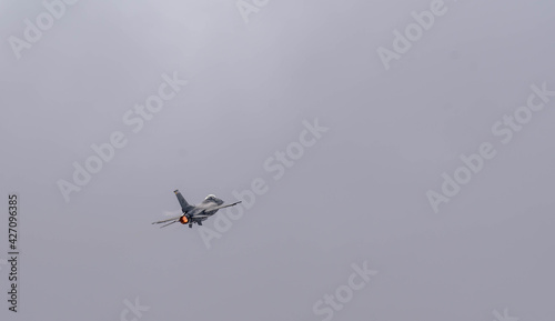 F-16 rips through the sky at an airshow