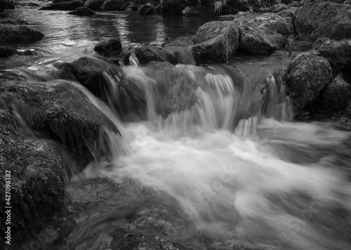 Wasserfall in einem kleinen Bach oder Fluss in den Bergen des Westerwalds