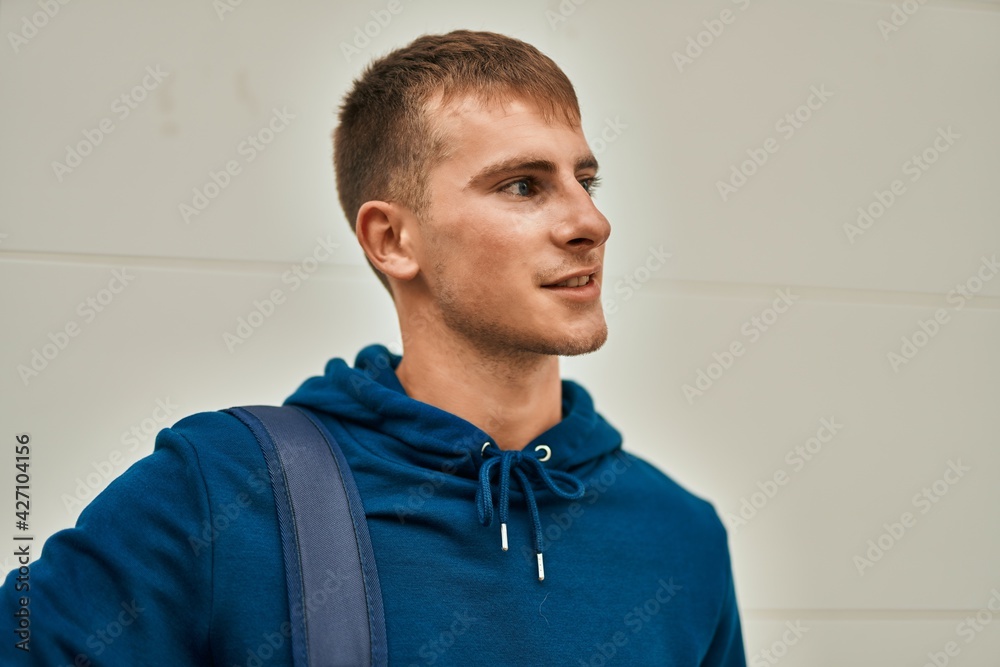 Obraz premium Young blond student smiling happy standing at the university.