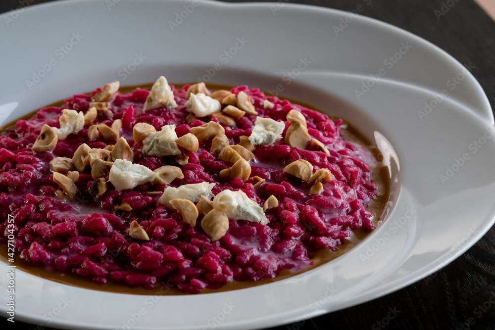 Risotto alla barbabietola su crema di nocciole Risotto alla barbabietola su crema di nocciole