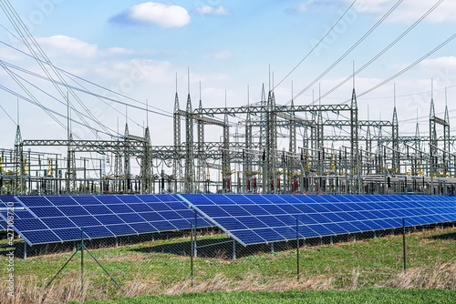 Obraz na płótnie Solar panels with electric pole w salonie