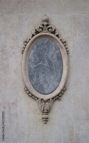 Moldura fabricada em mármore fixada numa parede com cobertura em pedra mármore, sem imagem