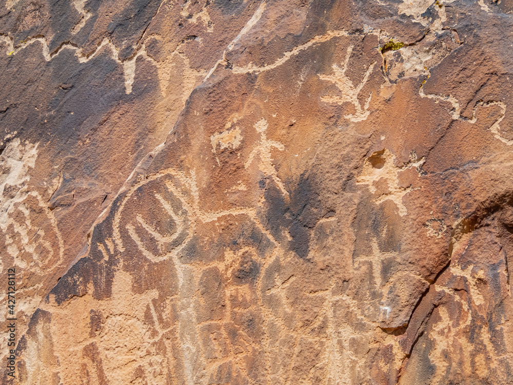 Fototapeta premium Sunny exterior view of the Bloomington Petroglyph Park