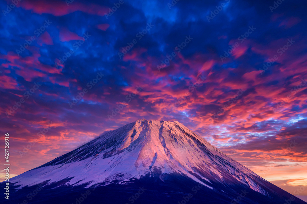 夕焼け雲が美しい富士山のサンセット風景