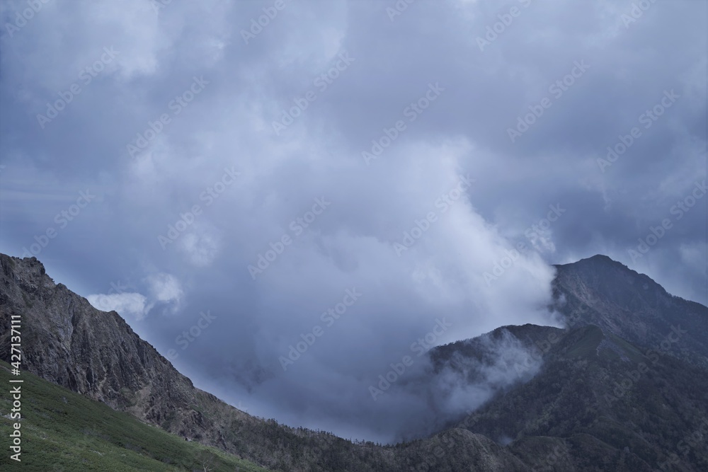 八ヶ岳連峰での登山風景、縦走路からの稜線 八ヶ岳連峰での登山風景、縦走路からの稜線