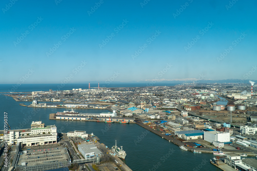 新潟港と港に入る船