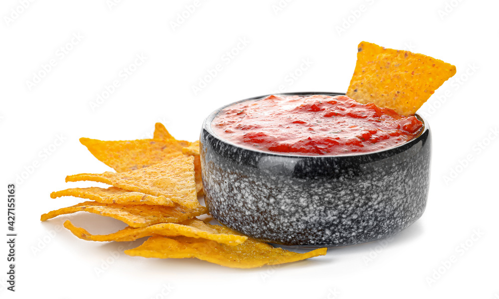 Bowl of tasty salsa sauce with nachos on white background - obrazy, fototapety, plakaty 