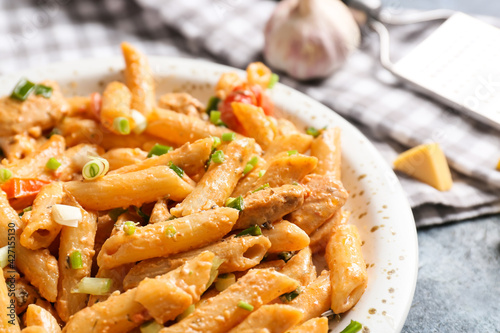 Foto Plate with cajun chicken pasta, closeup