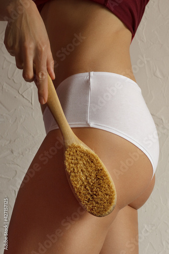Obraz na płótnie Dry brush massage. Body care at home w salonie