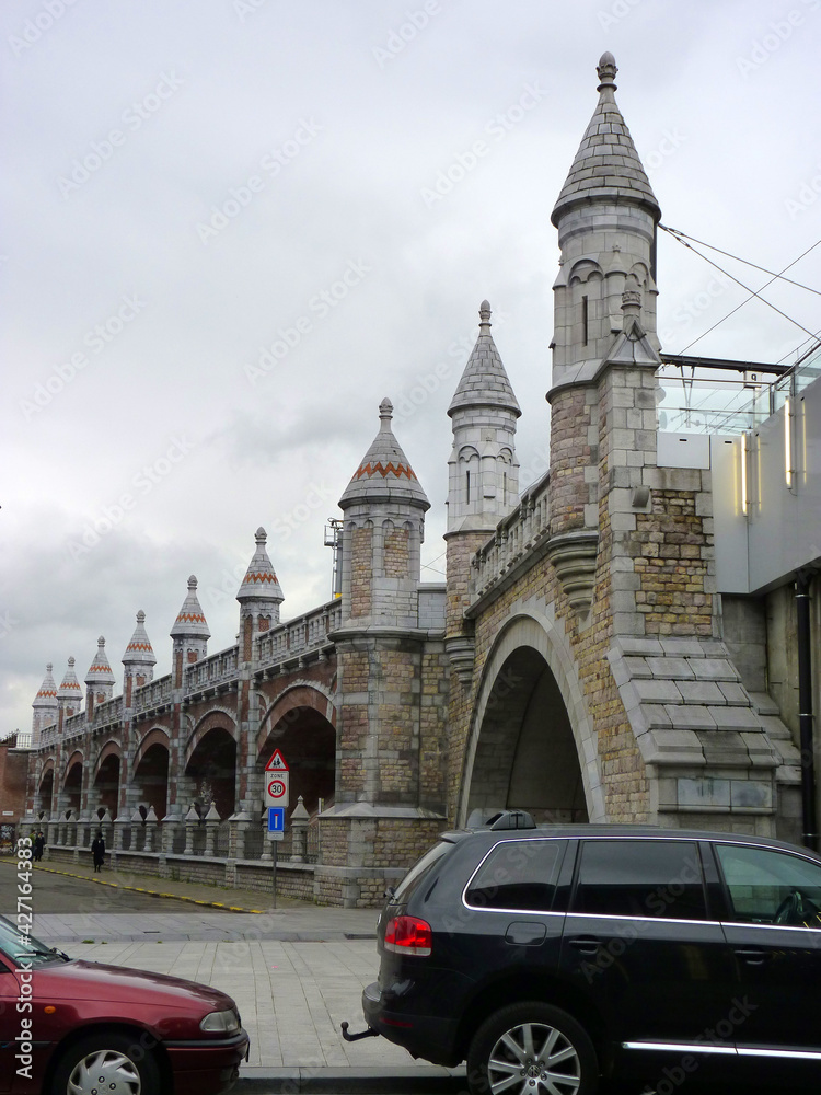 Eine Eisenbahnbrücke vor dem Bahnhof in Antwerpen.