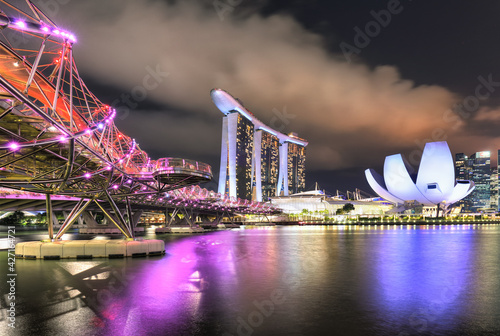 Singapur panoramy linia horyzontu przy nocą, Marina zatoka