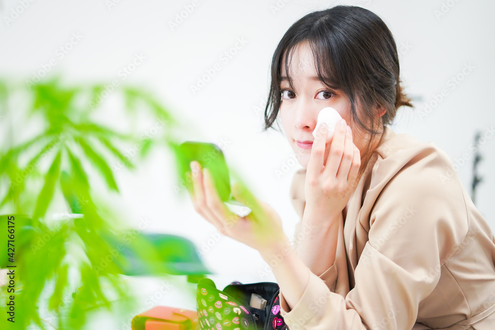 メイクをする女性 メイクをする女性