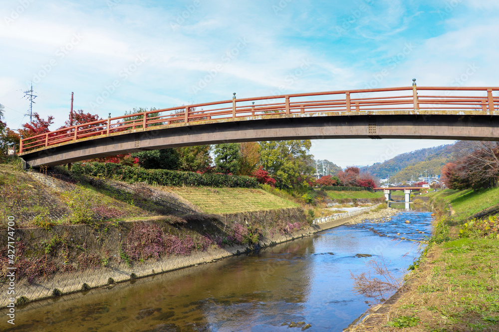 奈良・秋の竜田川と赤い橋