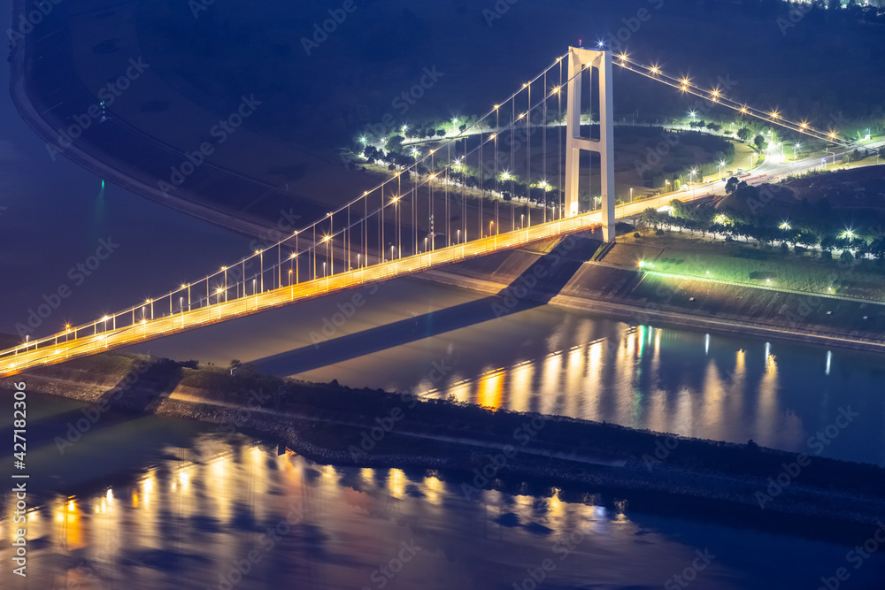 Naklejka premium xiling yangtze river bridge at night
